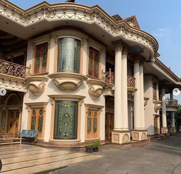 Kini jadi gudang dulu megah dengan kafe di teras rumah, intip 9 potret hunian baru Muzdalifah