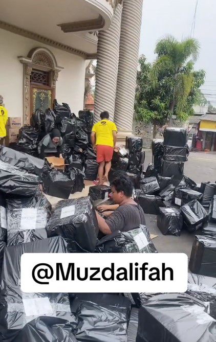 Kini jadi gudang dulu megah dengan kafe di teras rumah, intip 9 potret hunian baru Muzdalifah