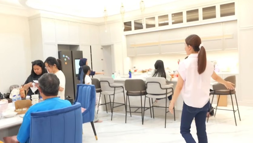 Kabinetnya buka tutup otomatis, intip 11 potret dapur baru Sarwendah dilengkapi perabotan canggih