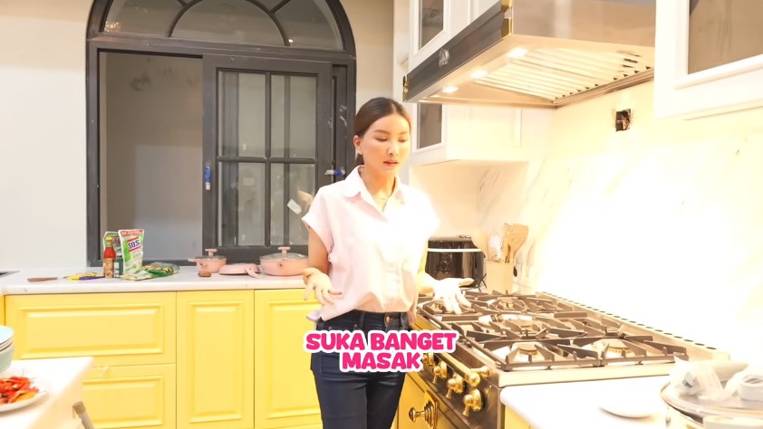 Kabinetnya buka tutup otomatis, intip 11 potret dapur baru Sarwendah dilengkapi perabotan canggih