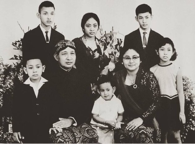 7 Potret lawas Soeharto bareng anak-anaknya saat masih kecil, kebersamaannya bikin nostalgia