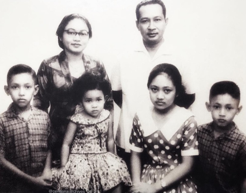 7 Potret lawas Soeharto bareng anak-anaknya saat masih kecil, kebersamaannya bikin nostalgia