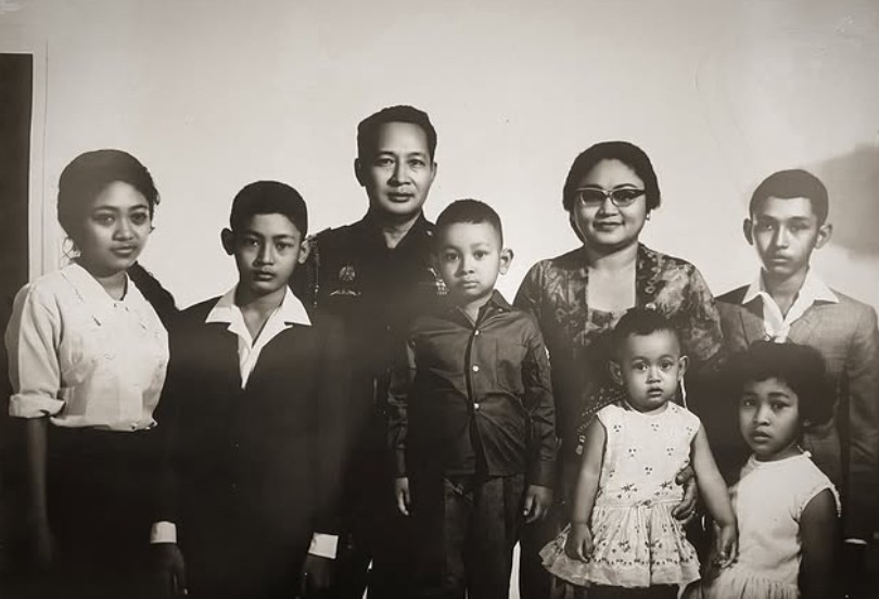 7 Potret lawas Soeharto bareng anak-anaknya saat masih kecil, kebersamaannya bikin nostalgia