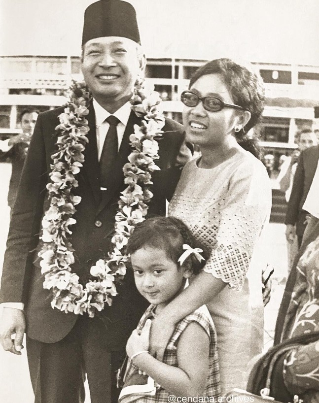 7 Potret lawas Soeharto bareng anak-anaknya saat masih kecil, kebersamaannya bikin nostalgia