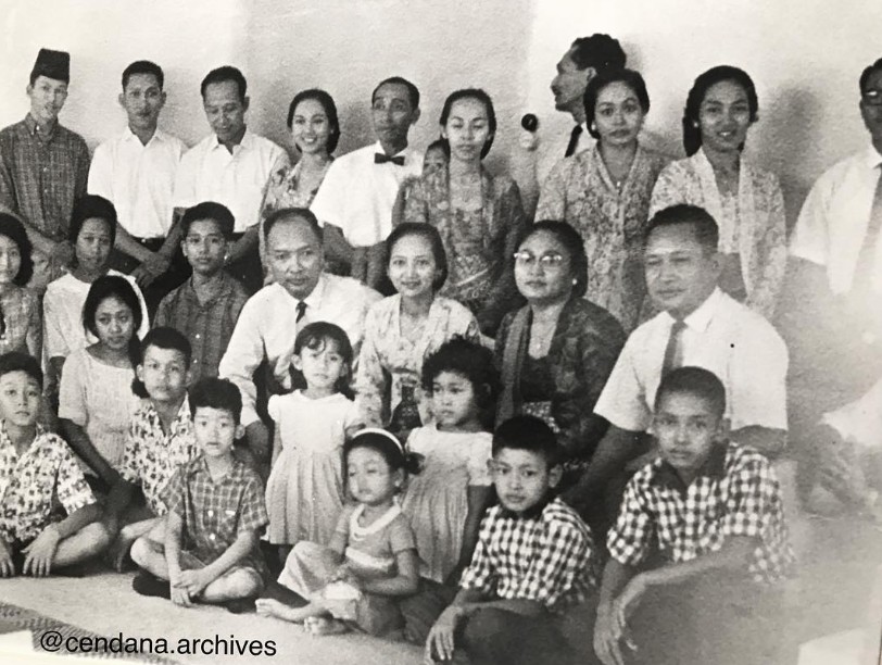 7 Potret lawas Soeharto bareng anak-anaknya saat masih kecil, kebersamaannya bikin nostalgia