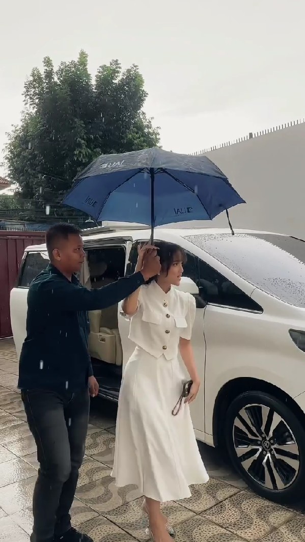 7 Momen Fuji berkunjung ke rumah Venna Melinda, vibesnya disebut seperti ibu dan anak sendiri