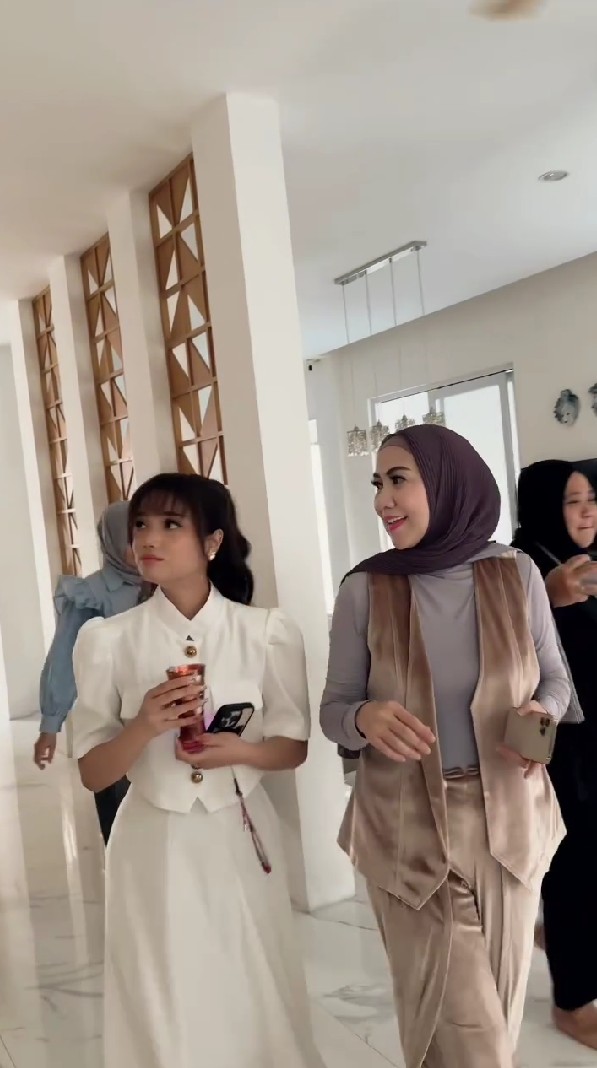 7 Momen Fuji berkunjung ke rumah Venna Melinda, vibesnya disebut seperti ibu dan anak sendiri