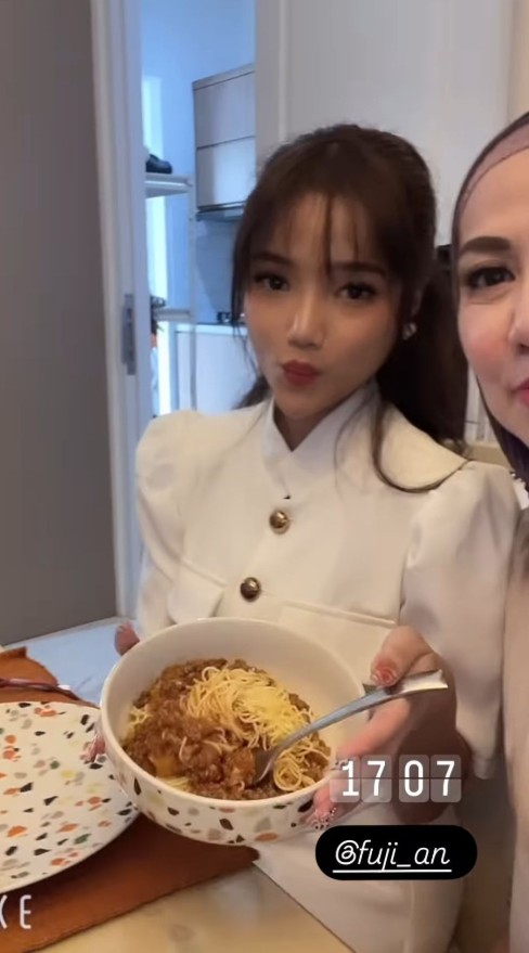 7 Momen Fuji berkunjung ke rumah Venna Melinda, vibesnya disebut seperti ibu dan anak sendiri