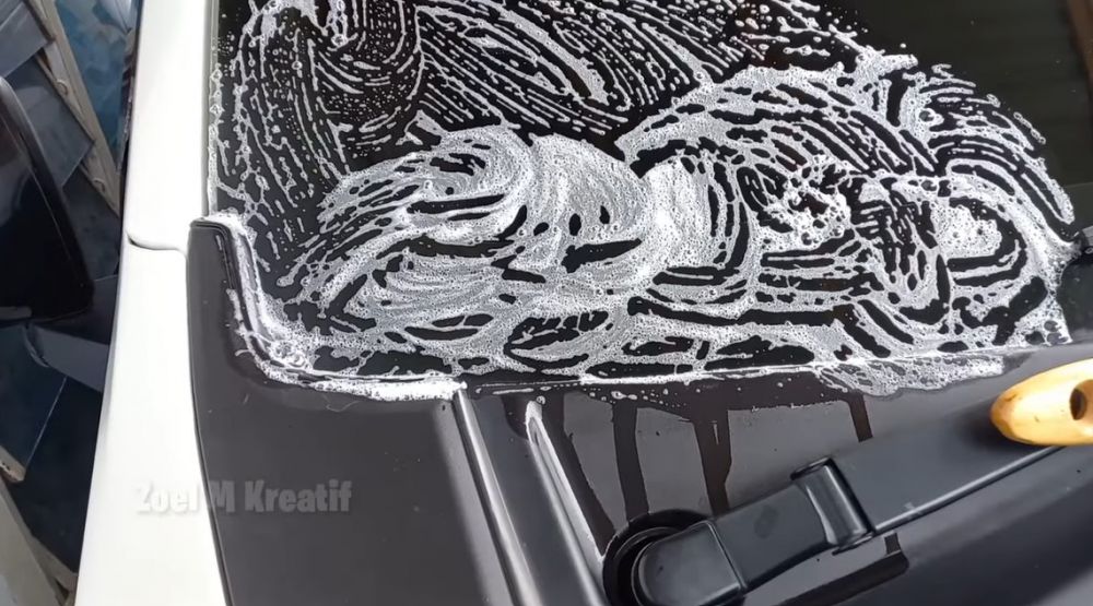 Cara hilangkan noda jamur dan bercak sidik jari di kaca mobil ala bapak-bapak ini cuma modal Rp4.000