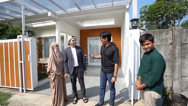 9 Potret rumah baru Ustaz Dennis Lim ini meski mungil tapi estetik, ada ruang belajar untuk santri