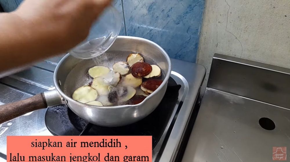 Sekarang paham merebus jengkol nggak perlu bubuk kopi atau rempah-rempah lagi, cukup pakai dua bahan