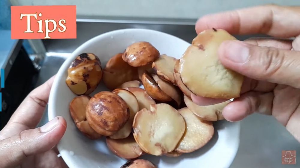 Sekarang paham merebus jengkol nggak perlu bubuk kopi atau rempah-rempah lagi, cukup pakai dua bahan