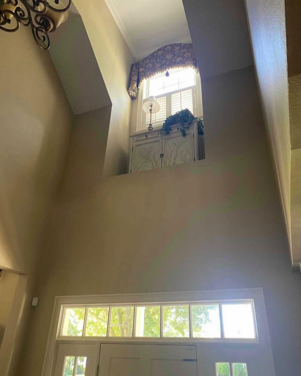 11 Potret kocak plafon dalam ruangan ini bikin males nengok ke atas, ada alat sedot wc dekat lampu