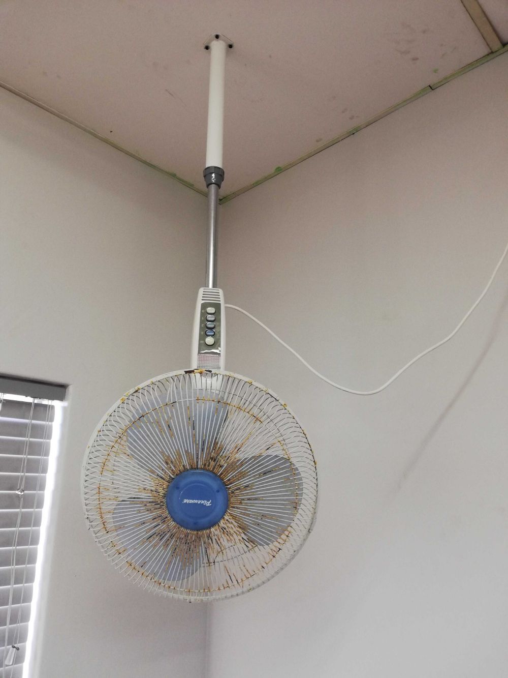 11 Potret kocak plafon dalam ruangan ini bikin males nengok ke atas, ada alat sedot wc dekat lampu