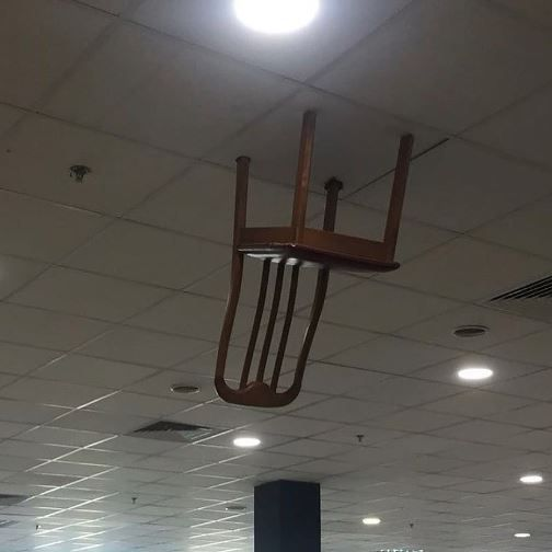 11 Potret kocak plafon dalam ruangan ini bikin males nengok ke atas, ada alat sedot wc dekat lampu