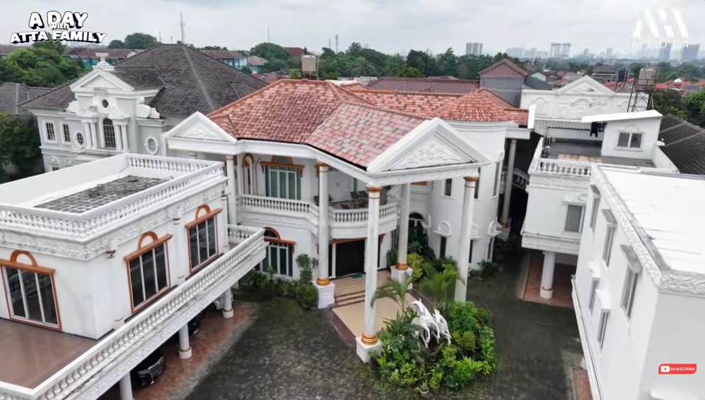 Langganan peran susah ternyata rumahnya bak istana, 9 potret hunian kini Herdin Hidayat ada 20 kamar