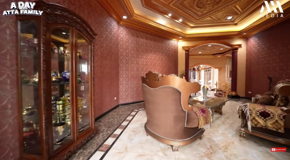 Langganan peran susah ternyata rumahnya bak istana, 9 potret hunian kini Herdin Hidayat ada 20 kamar