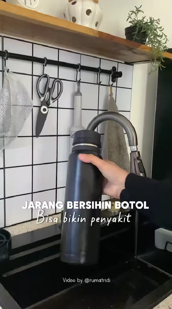 Trik bersihkan botol minum agar bebas dari bakteri dan jamur, sekarang pakai 1 bahan dapur