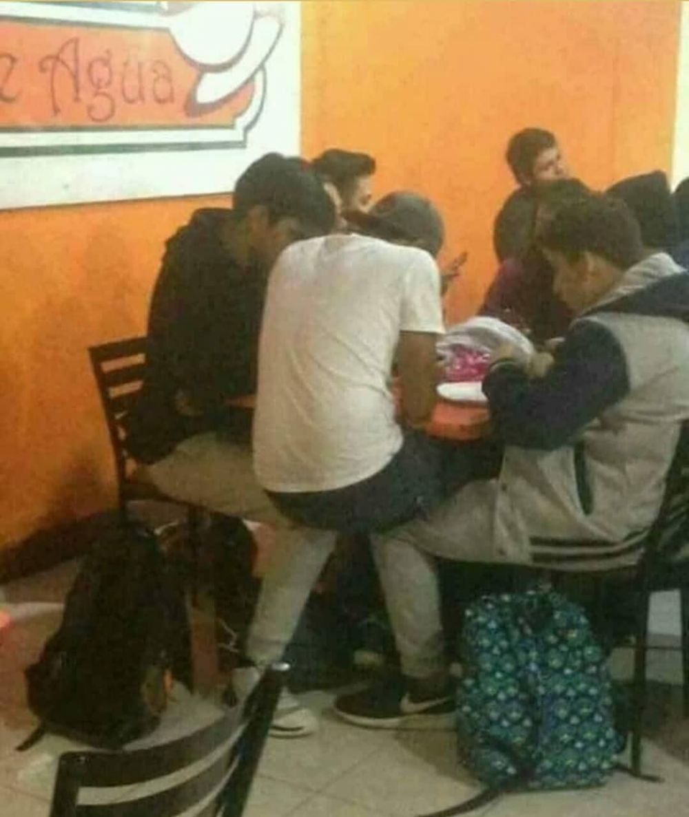 11 Potret kocak kumpul bareng temen-temen ini bikin lupa dunia, ada aja aksi nyelenehnya
