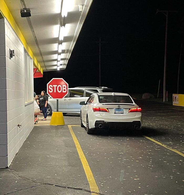 11 Tulisan kocak pakai bahasa Inggris di tempat umum ini bikin bule cekikikan