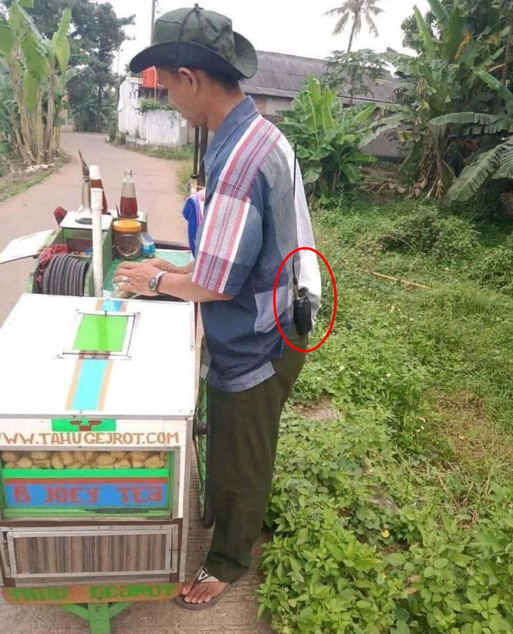 11 Potret lucu benda nyeleneh dibawa bapak-bapak di saku celana ini bikin nyengir lebar