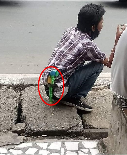 11 Potret lucu benda nyeleneh dibawa bapak-bapak di saku celana ini bikin nyengir lebar