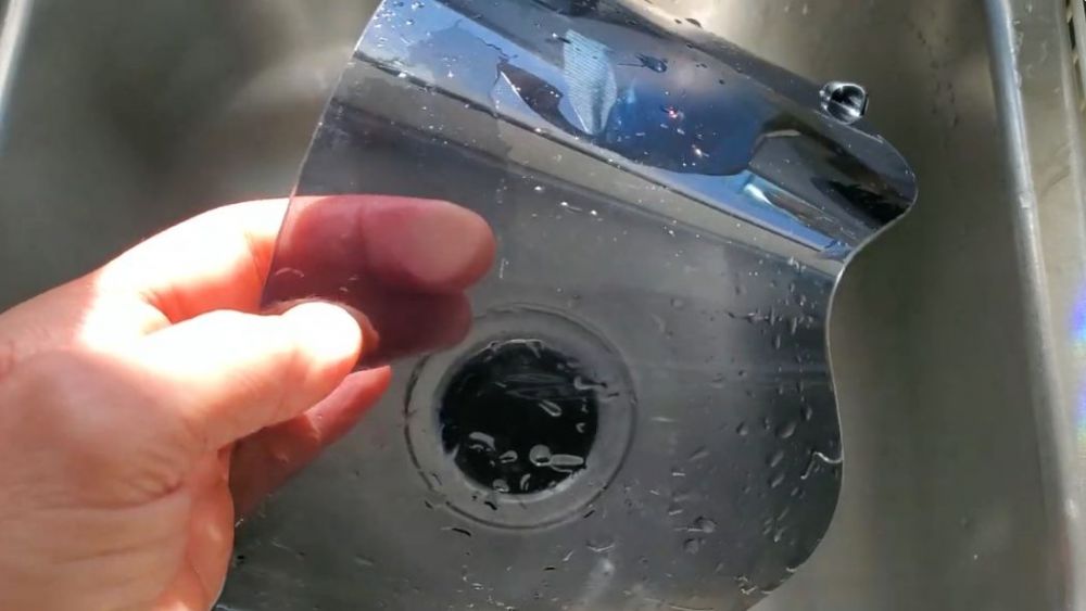 Tanpa dicuci sabun, ini trik agar kaca kusam jadi bersih dan kian mulus tanpa gores pakai 1 alat dapur