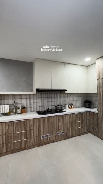 Dulu masak pakai tungku saat jadi MUA keliling, 11 potret dapur influencer ini mewah abis