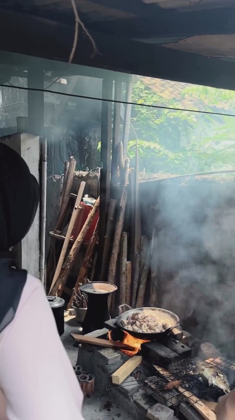 Dulu penjaga konter kini huniannya Rp25 M, 8 potret dapur masa kecil Atta Halilintar pakai tungku kayu