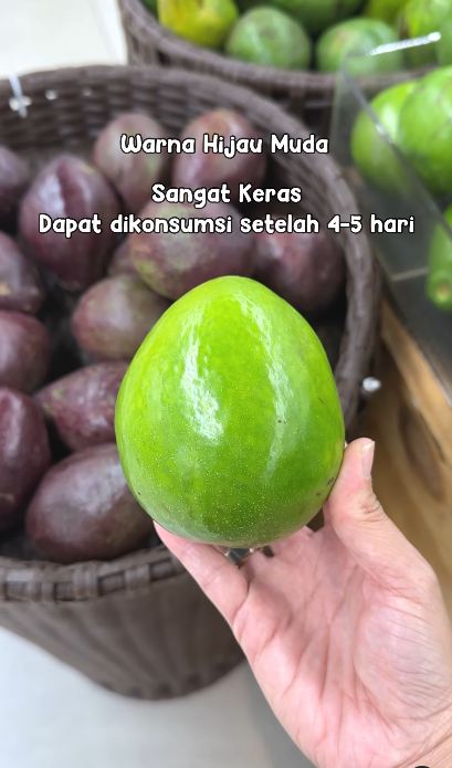 Warna kulit alpukat bisa jadi kode rahasia buat tahu matang atau nggaknya, intip trik jitu wanita ini