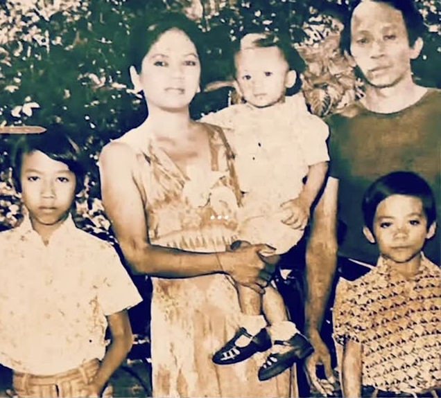 Kehilangan ibu sekaligus manajer band terbaik, ini 9 potret kenangan Bimbim Slank bersama Bunda Iffet