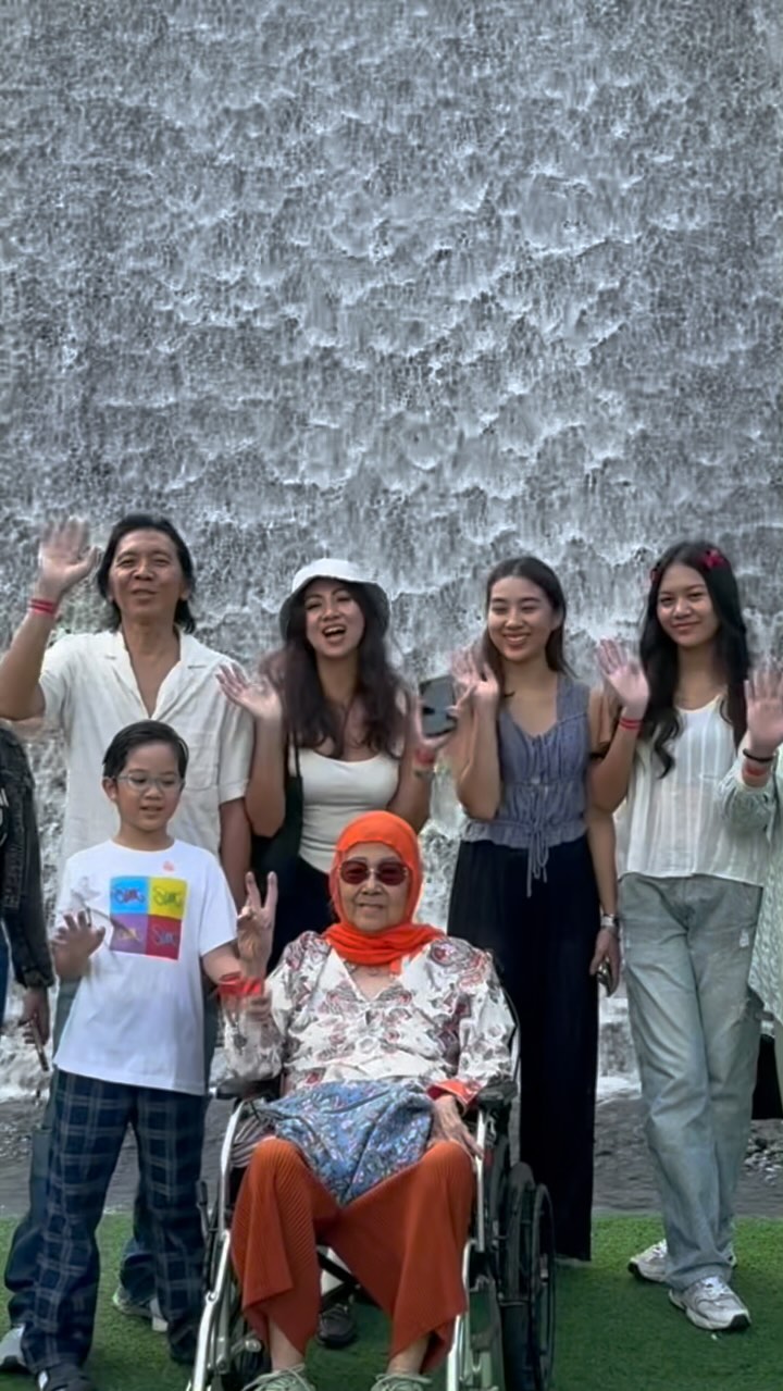 Kehilangan ibu sekaligus manajer band terbaik, ini 9 potret kenangan Bimbim Slank bersama Bunda Iffet