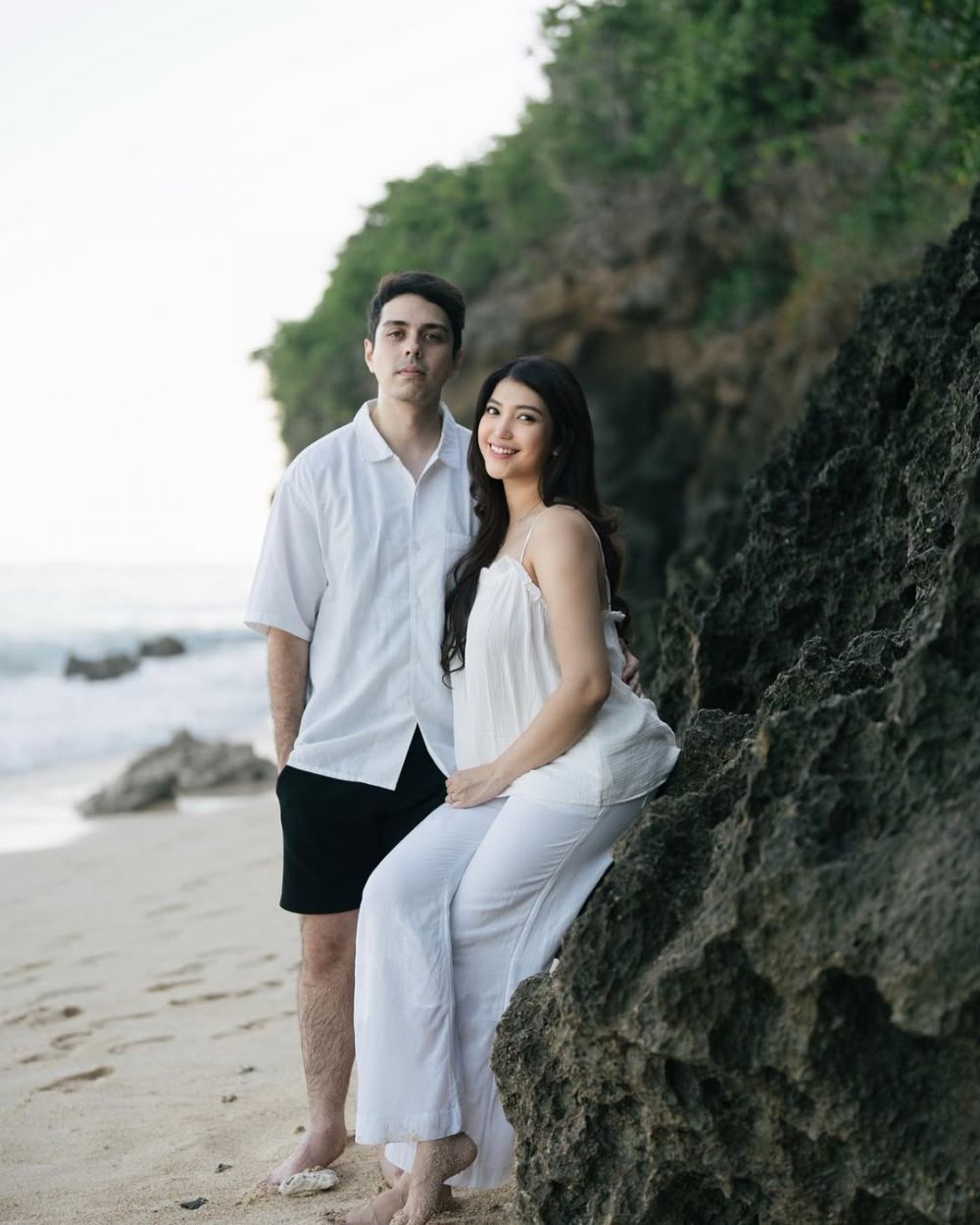 Liburan ke pantai, intip 9 momen bahagia Dewi Paramita pamer kehamilan anak pertama