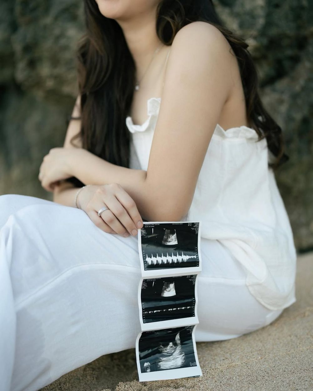 Liburan ke pantai, intip 9 momen bahagia Dewi Paramita pamer kehamilan anak pertama