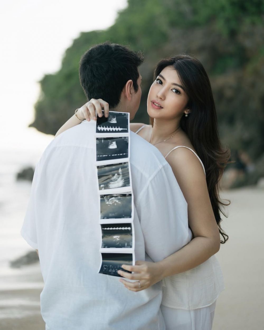 Liburan ke pantai, intip 9 momen bahagia Dewi Paramita pamer kehamilan anak pertama