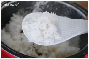 Akhirnya tahu cara biar nasi di rice cooker nggak cepat basi, cuma butuh jeruk dan daun pandan