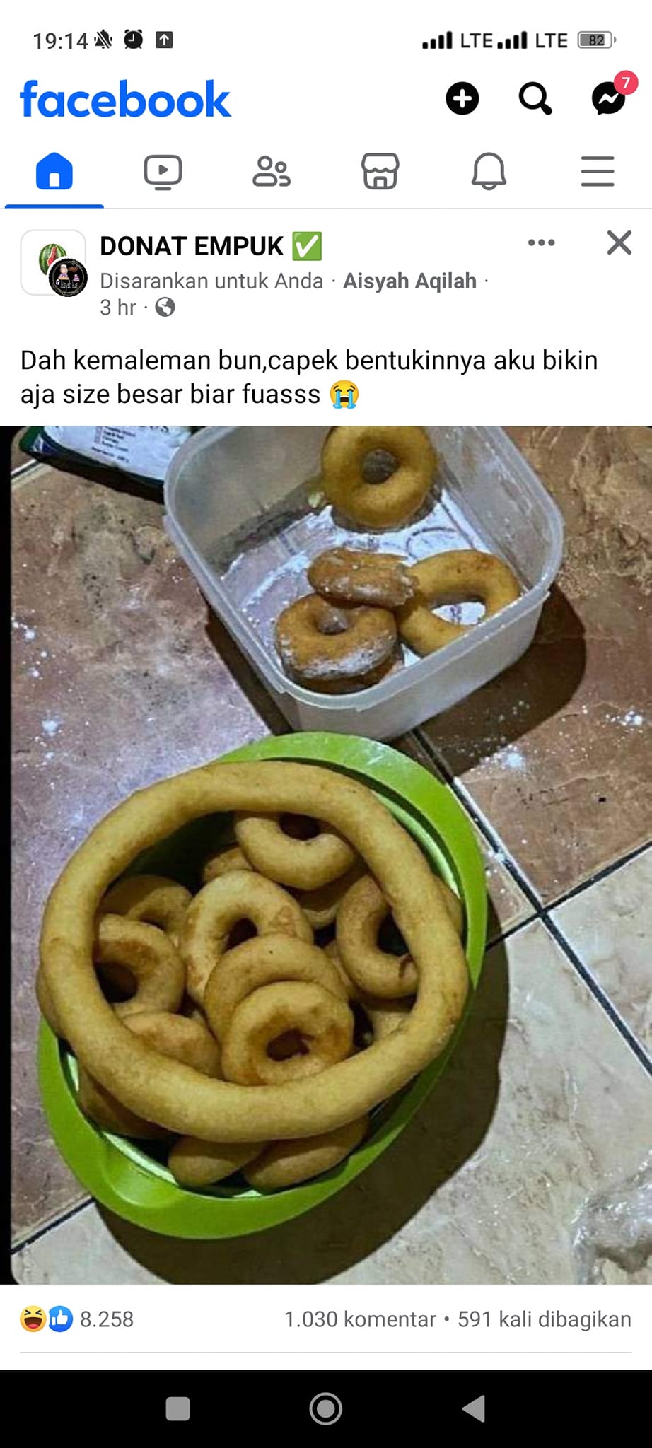 Bukan lagi mukbang, 11 potret lucu orang makan dan minum dengan ukuran nggak biasa ini absurd abis