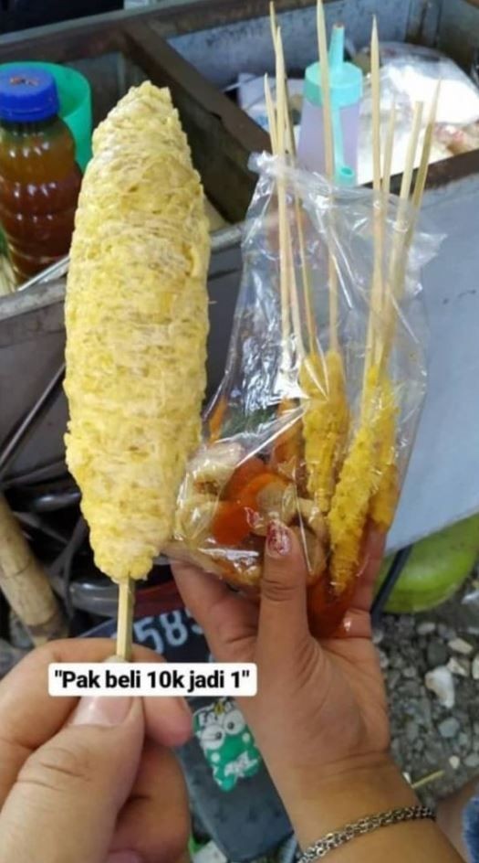 Bukan lagi mukbang, 11 potret lucu orang makan dan minum dengan ukuran nggak biasa ini absurd abis