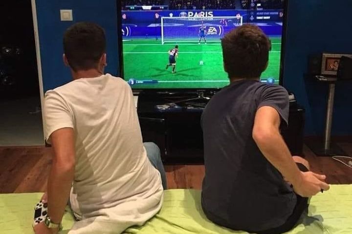 Bak orang kecanduan, 11 potret kocak orang main game ini aksinya bikin ngelus dada