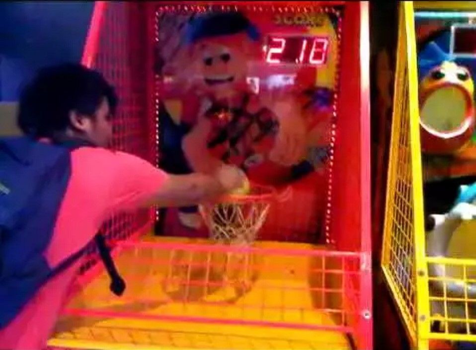 Bak orang kecanduan, 11 potret kocak orang main game ini aksinya bikin ngelus dada