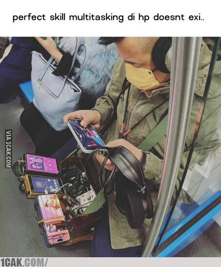 Bak orang kecanduan, 11 potret kocak orang main game ini aksinya bikin ngelus dada