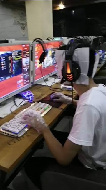 Bak orang kecanduan, 11 potret kocak orang main game ini aksinya bikin ngelus dada