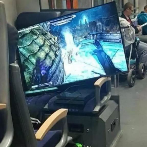 Bak orang kecanduan, 11 potret kocak orang main game ini aksinya bikin ngelus dada