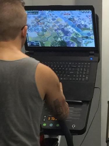 Bak orang kecanduan, 11 potret kocak orang main game ini aksinya bikin ngelus dada