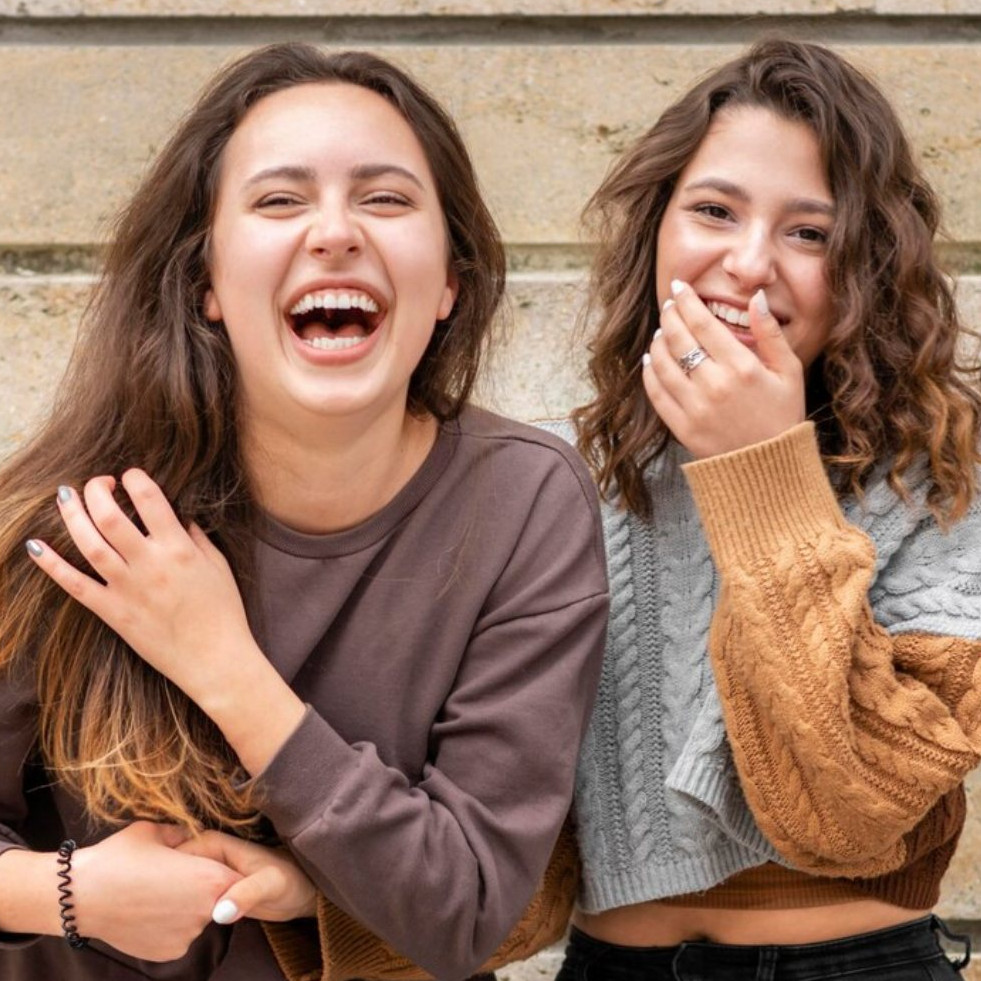 100 Pantun pertemanan 4 bait terbaru 2025, lucu, penuh makna, dan seru