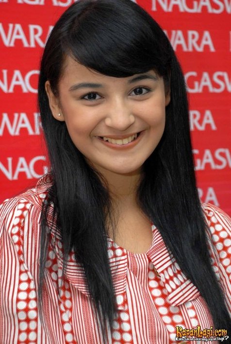 Bocah imut berjilbab ini dulunya jadi ART Maia Estianty demi bayar sekolah teman, kini jadi artis top