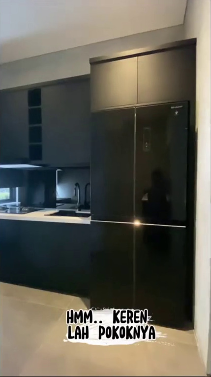 9 Potret dapur baru Desta usai renovasi, berkonsep open space serba hitam dan lebih minimalis