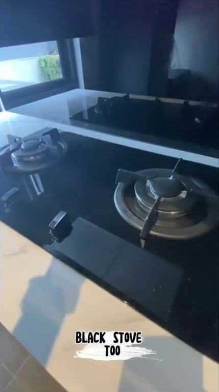 9 Potret dapur baru Desta usai renovasi, berkonsep open space serba hitam dan lebih minimalis