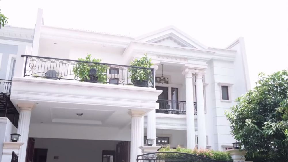 Rumah baru Ochi Rosdiana eks JKT48 sebelum nikah megahnya bak bangunan klasik Eropa, ini 10 potretnya