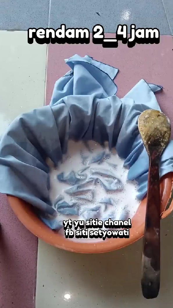 Jilbab jamuran sekarang bisa kembali kinclong, ternyata triknya pakai tambahan 1 bahan dapur